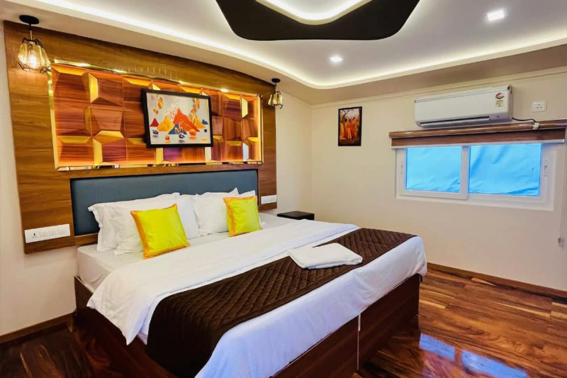 Luxury Houseboats
