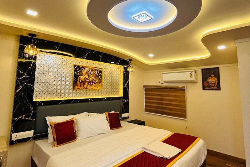 Luxury Houseboats