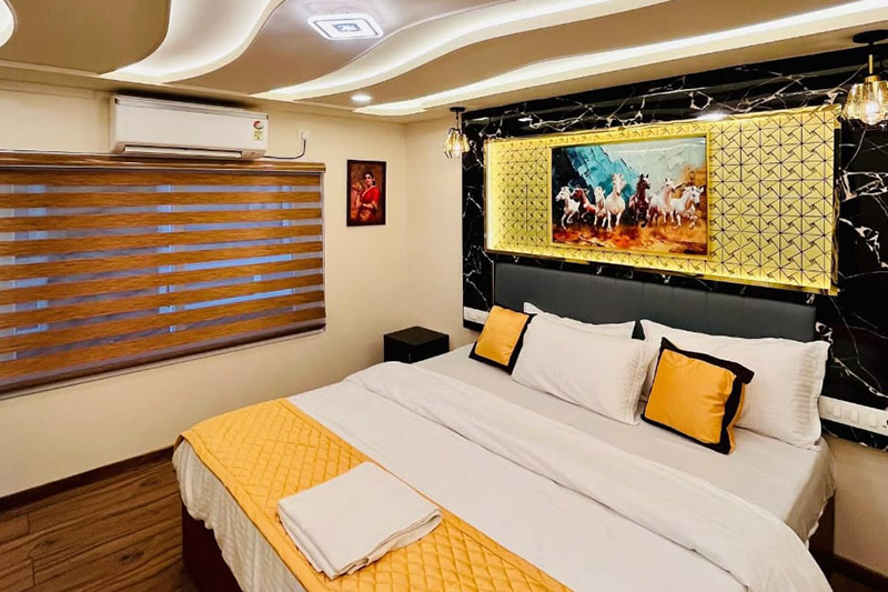 Luxury Houseboats