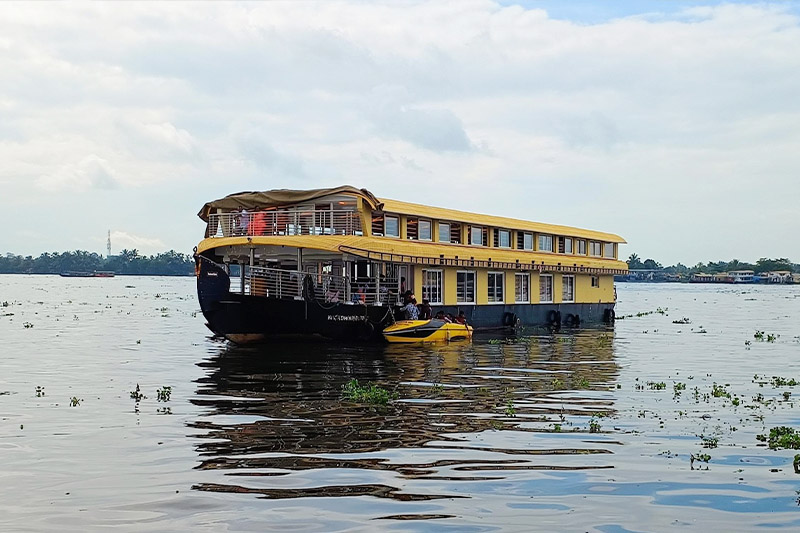 Premium Houseboats