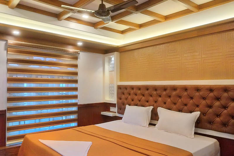 Premium Houseboats