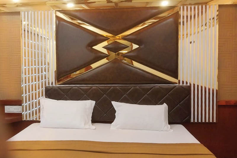 Premium Houseboats